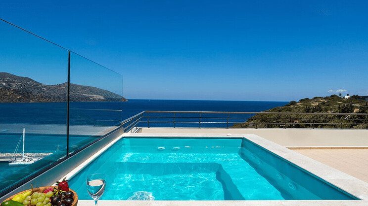 Deep Blue Suite with Sea View Spa Bath